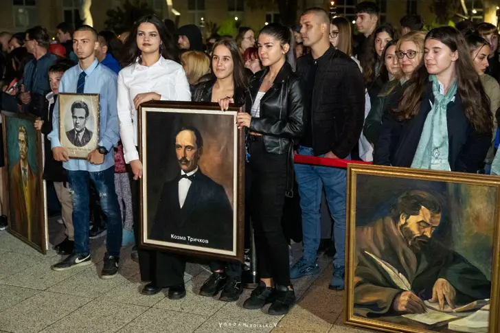 Стотици участваха във факелното шествие на народните будители във Враца