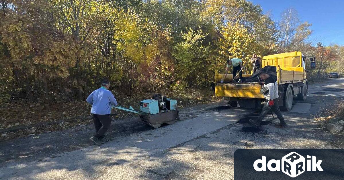 В навечерието на Архангелова задушница 1 ноември двата гробищни парка