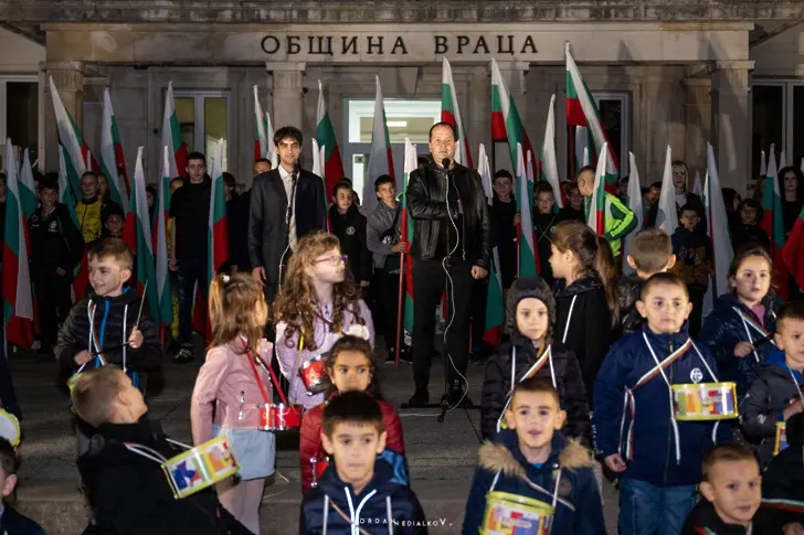 Стотици участваха във факелното шествие на народните будители във Враца