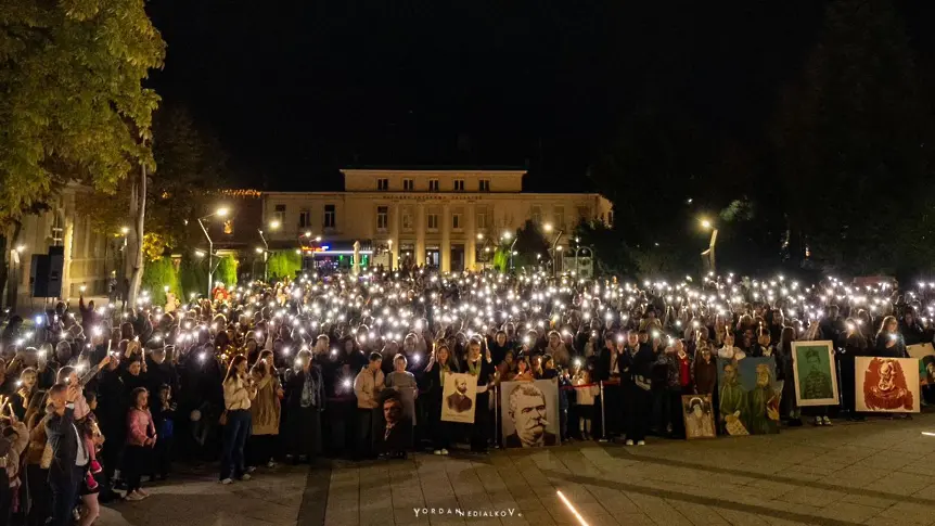 Стотици участваха във факелното шествие на народните будители във Враца