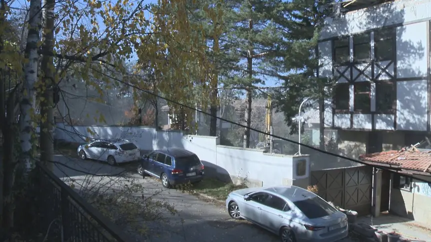 Багер влезе в бившия сарай на Ахмед Доган в Бояна