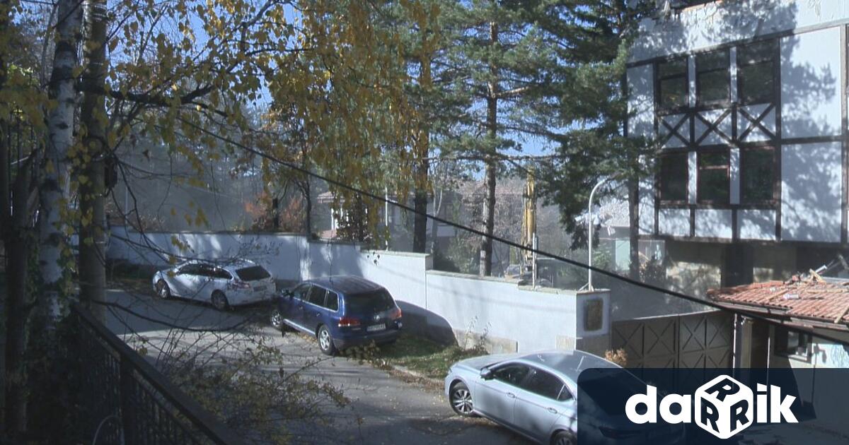 Багер е влязъл в бившия сарай на Ахмед Доган на