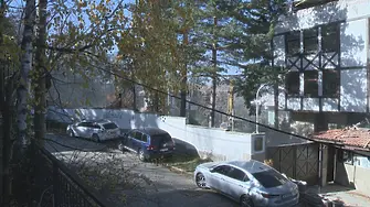 Багер влезе в бившия сарай на Ахмед Доган в Бояна