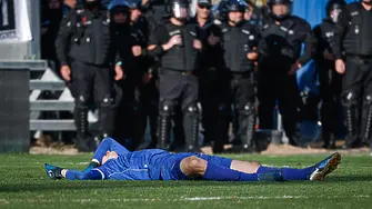 ВИДЕО: Ето как фенове удариха вратаря на Ботев Пловдив по главата