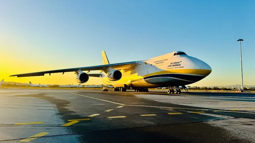 Гигантът Ан-124, поставил над 30 световни рекорда, кацна в София