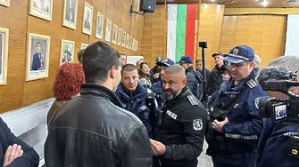 Протест и напрежение при гласуване на терена за новия завод за барут