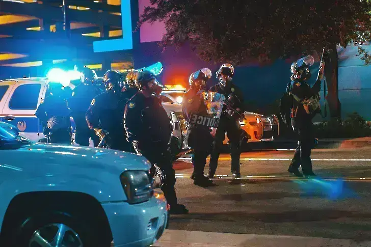 Девет души с опасност за живота след нападение с хладно оръжие във влак в Англия