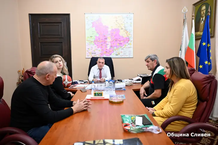 Наставникът на младите баскетболни национали Петър Клечков на среща със сливенския кмет