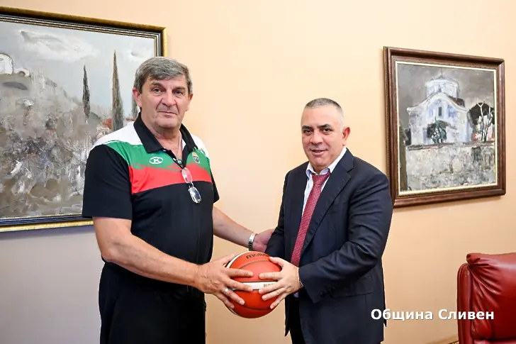 Наставникът на младите баскетболни национали Петър Клечков на среща със сливенския кмет
