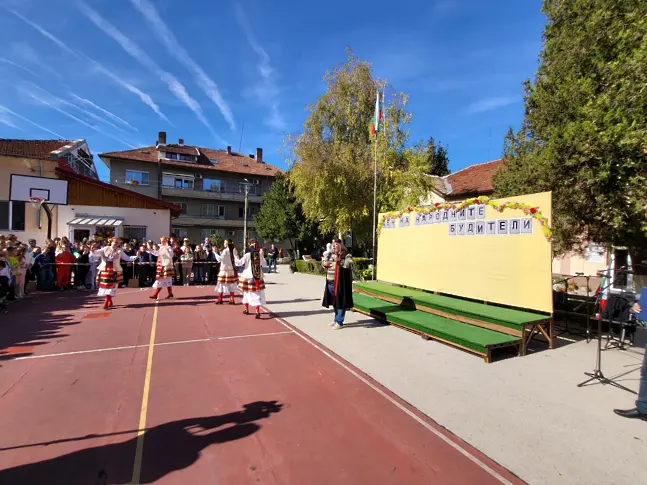  В НУ „ Христо Ботев “ тържествено означи Деня на националните будители 