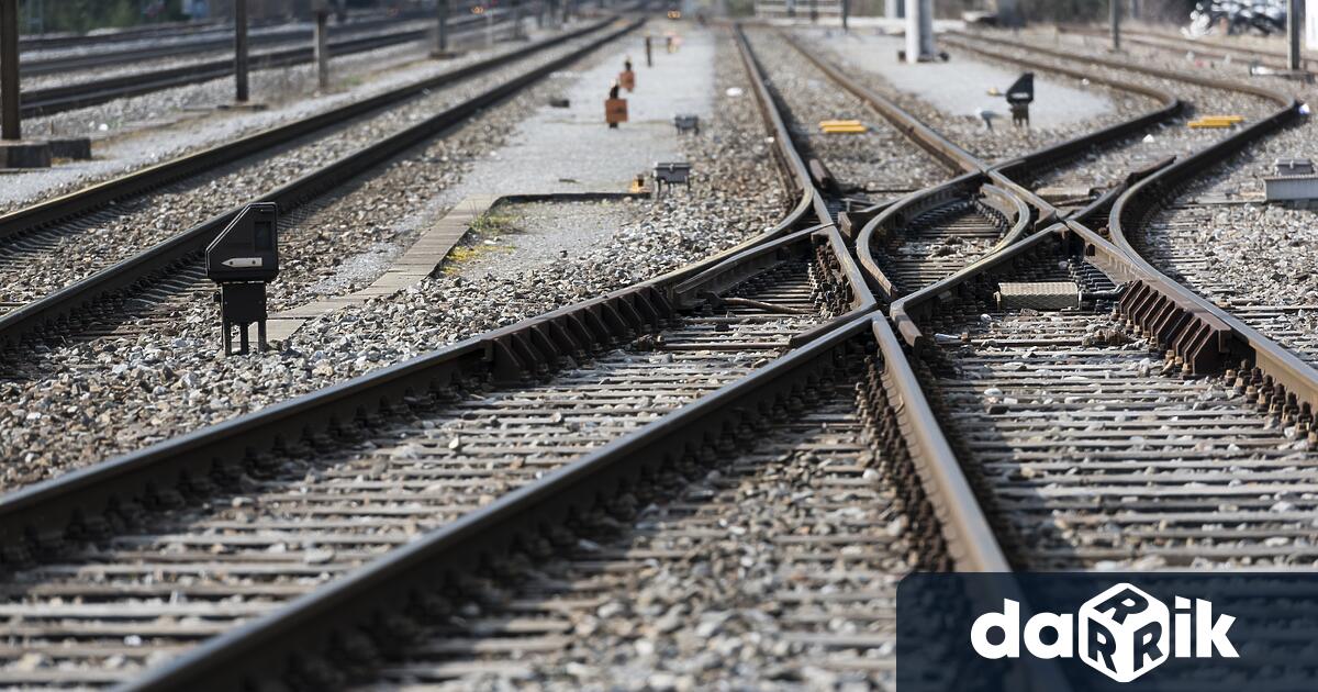 Четирима души бяха леко ранени днес когато влак дерайлира рано