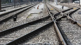 Влак дерайлира, десетки са евакуирани