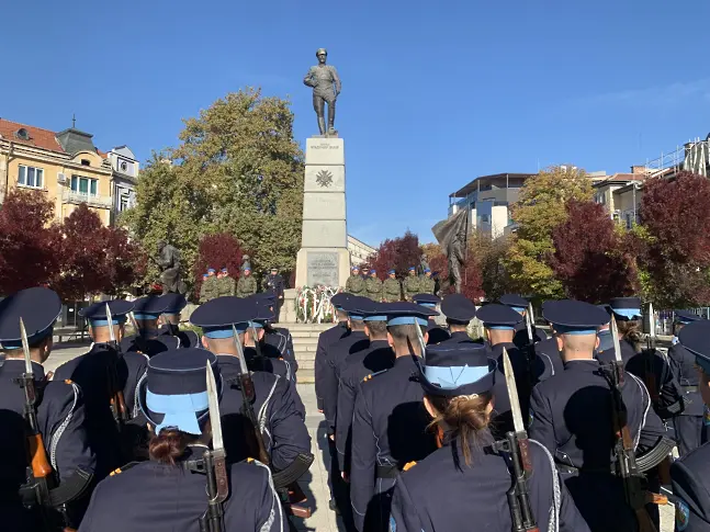 С военен ритуал и панихида на Архангелова задушница Плевен почете българските воини, загинали за Родината/СНИМКИ/