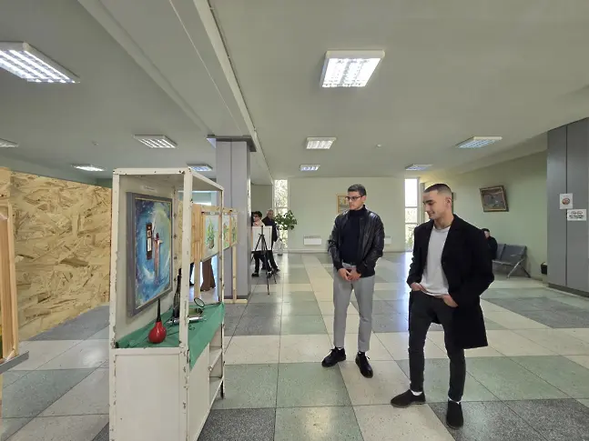 Изложбата „Цветя и сезони“ на д-р Васил Станев беше открита в УМБАЛ „Д-р Георги Странски“ – Плевен