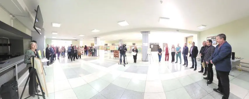 Изложбата „Цветя и сезони“ на д-р Васил Станев беше открита в УМБАЛ „Д-р Георги Странски“ – Плевен