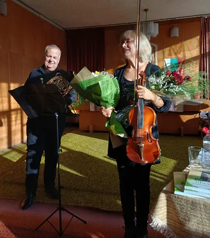 Българска цигуларка с плевенски корен представи книгата си „Пролет нетленна, всевечна“