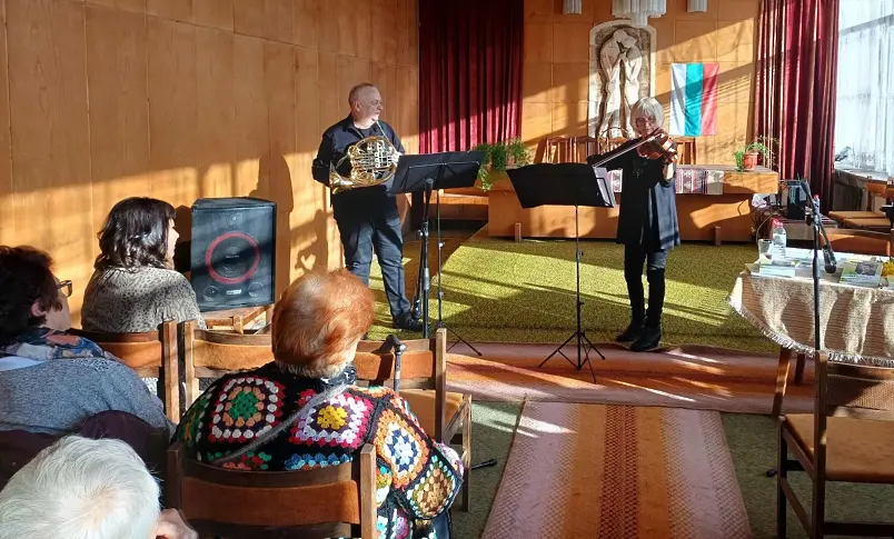 Българска цигуларка с плевенски корен представи книгата си „Пролет нетленна, всевечна“