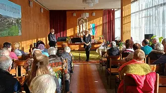 Българска цигуларка с плевенски корен представи книгата си „Пролет нетленна, всевечна“