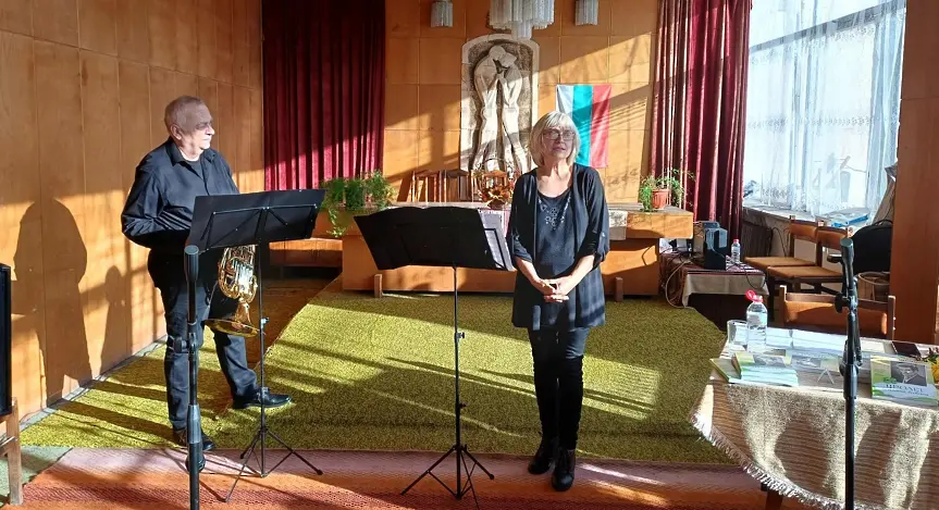 Българска цигуларка с плевенски корен представи книгата си „Пролет нетленна, всевечна“