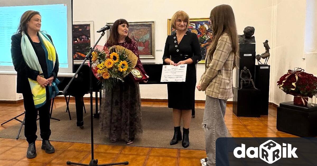 Ръководителят на Арт школа Колорит художничката Майя Ананиева е носителят