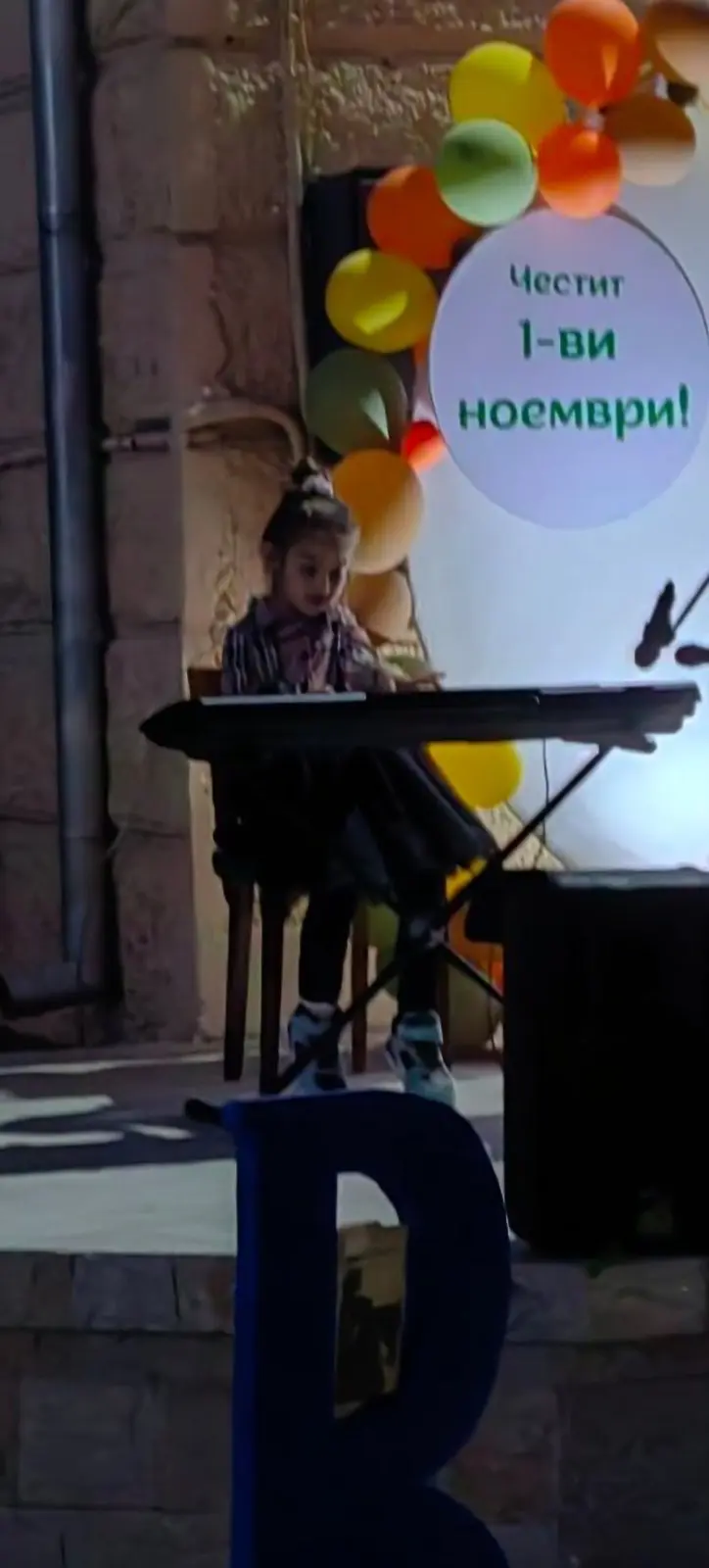  В Деня на националните будители, деца от класовете по китара и пиано от НЧ „ Георги Парцалев – 1901 “ зарадваха хората в с. Малчика 