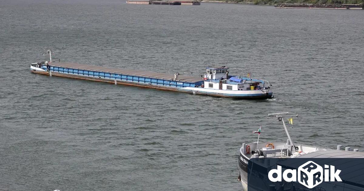 Круизен кораб е заседнал на Дунав близо до град Гърла