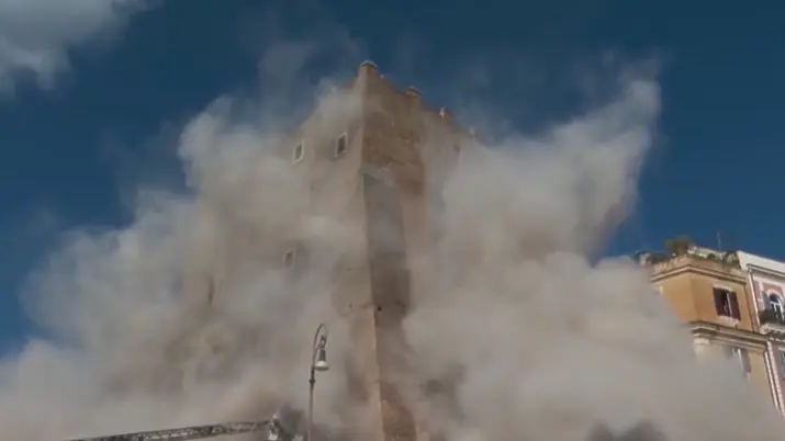 Средновековна кула се срути, работник е затрупан 