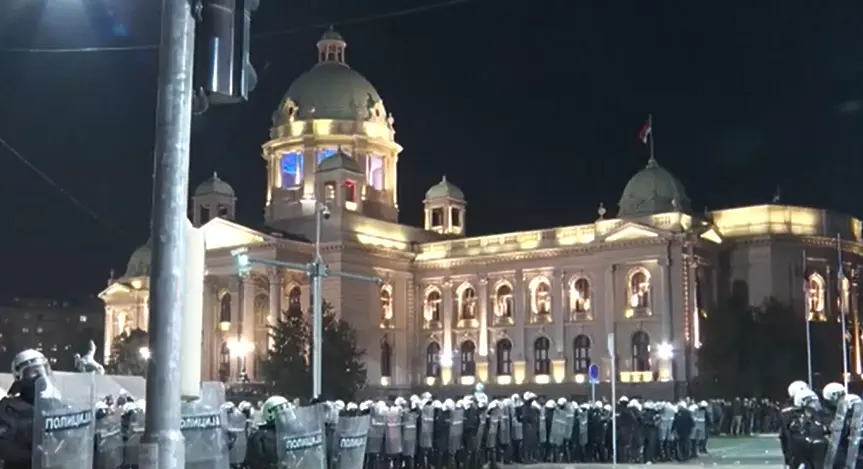 Сблъсъци пред парламента в Белград (ВИДЕО)