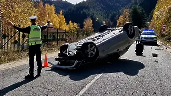 Кола се обърна по таван в Смолянско, ранени са 3-годишното дете и младата му майка