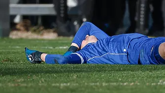 Екшън: Фенове удариха вратар с бутилка в главата, прекратиха дербито на Пловдив!