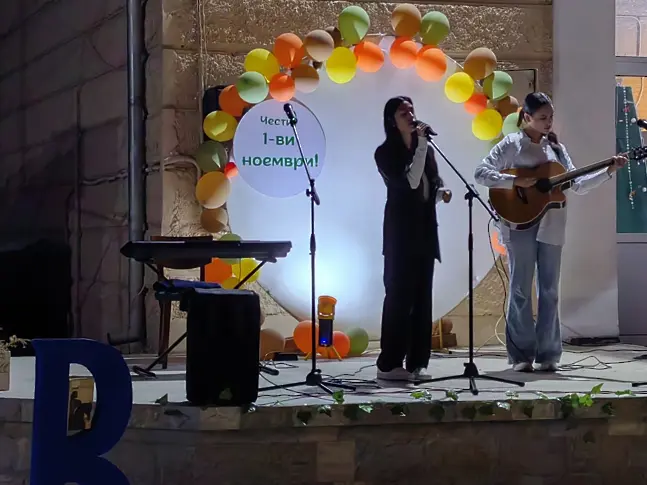 В Деня на народните будители, деца от класовете по китара и пиано от НЧ „Георги Парцалев – 1901“ зарадваха хората в с. Малчика