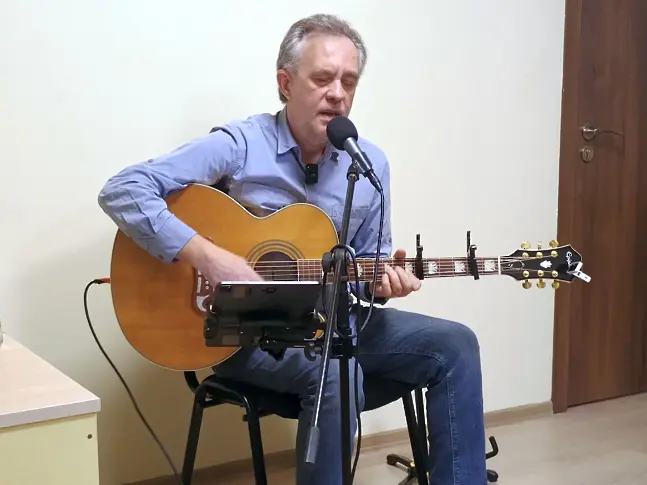 Поетът с китара Пламен Сивов изнесе музикално-поетичен рецитал от свои авторски песни и стихове в Мездра