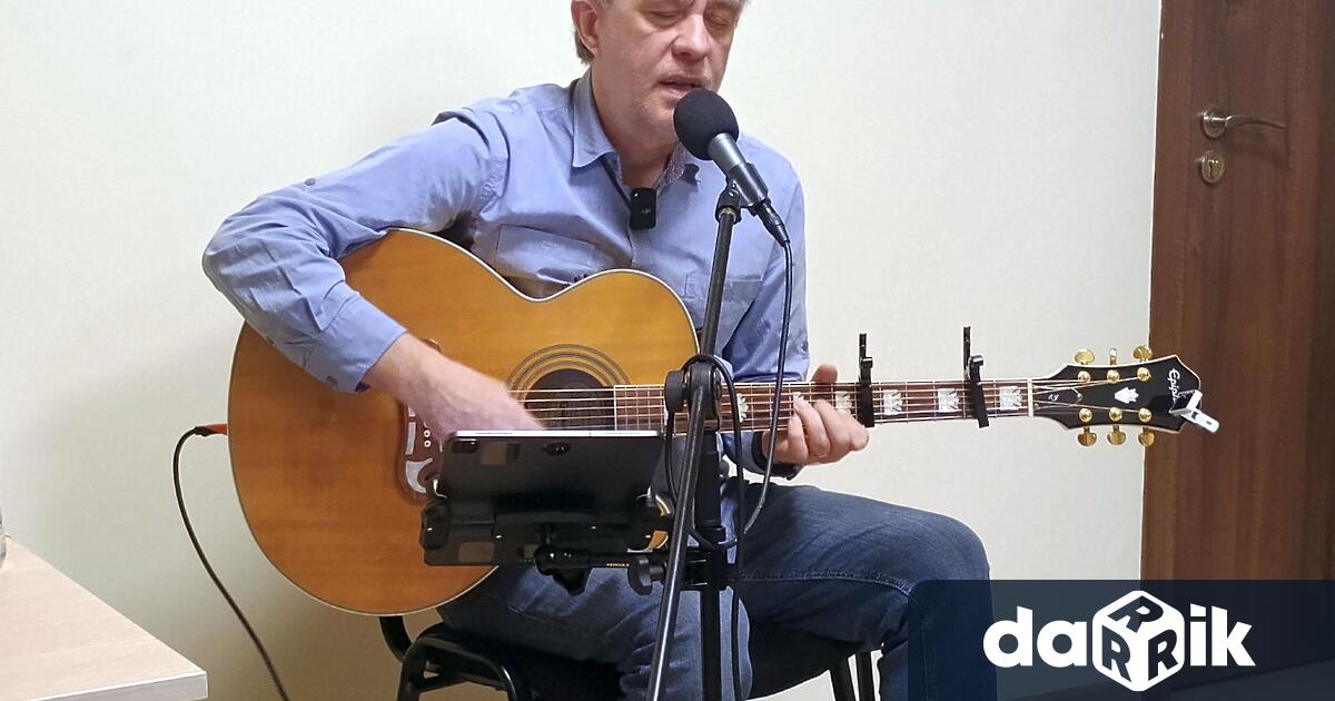 В Мездра гостува поетът с китара Пламен Сивов който изнесе