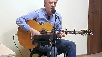 Поетът с китара Пламен Сивов изнесе музикално-поетичен рецитал от свои авторски песни и стихове в Мездра