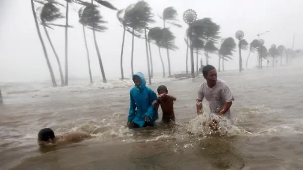 Близо 1 милион души са евакуирани заради приближаването на супертайфун към Филипините