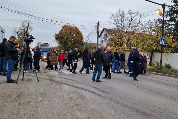 Жители на столичния район „Връбница“ и община Божурище на протест срещу срещу тежкотоварния трафик