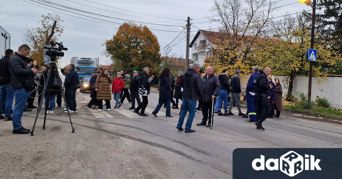 Жители на Толева махала в столичния район Връбница и община
