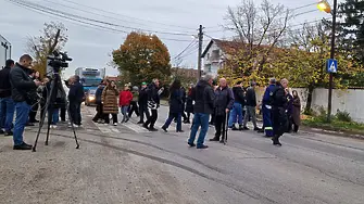 Жители на столичния район „Връбница“ и община Божурище на протест срещу срещу тежкотоварния трафик