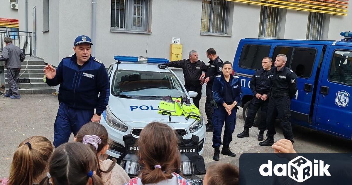 За проявена инициативност постигнати високи резултати в своята работа и