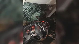 Парче скала се стовари върху кола в движение у нас