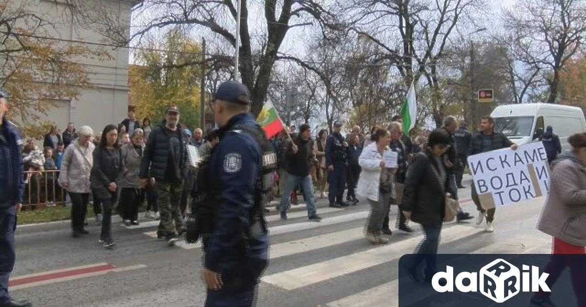 Протест срещу водната криза затваря главния път Велико Търново –