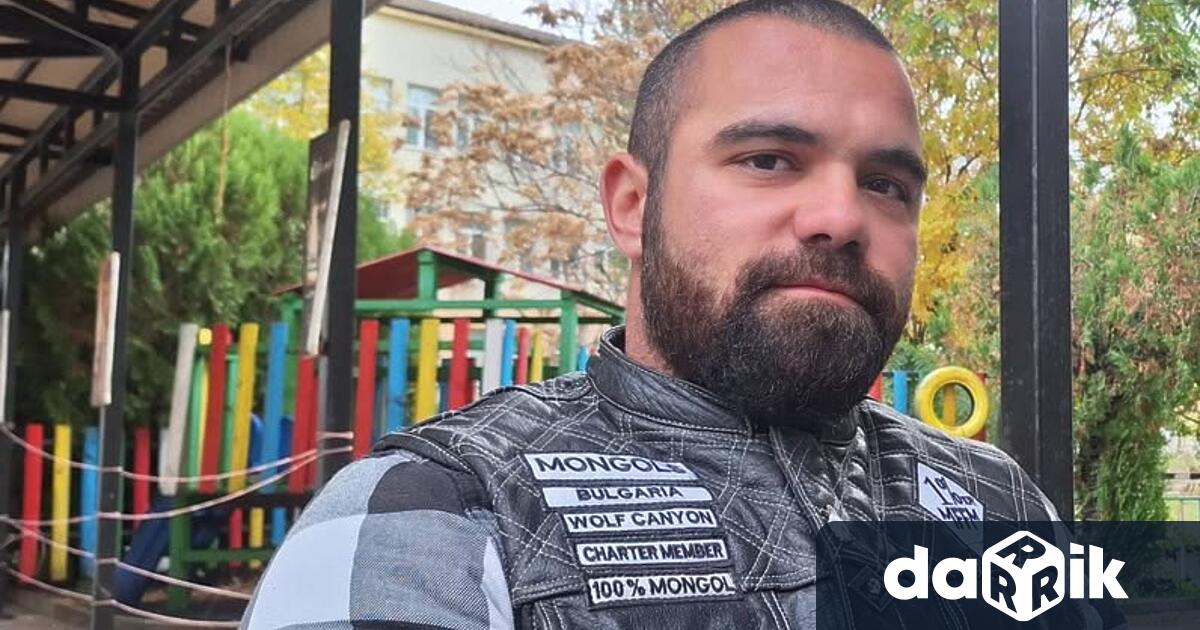 Един млад българин прави барелефи на знаменити врачани възрожденски дейци хора взели