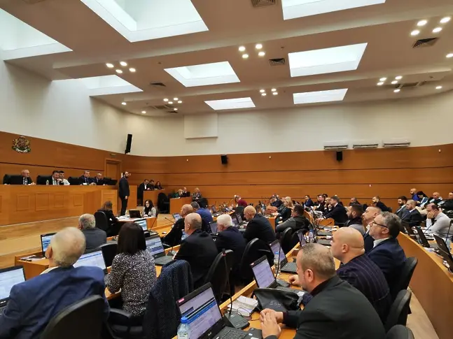 Строежът в двора на Хуманитарната, масово застрояване и „празен чек“ за градския транспорт – какво ще решат съветниците на Пловдив?