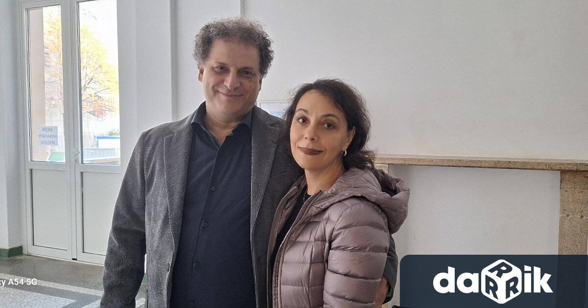 През 1990 г емигрира в Израел и там е поканен