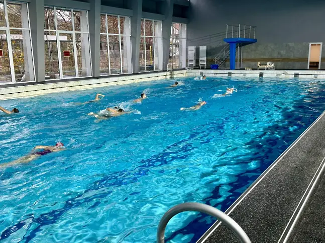 Започнаха тренировките на спортните клубове в обновения покрит плувен басейн във Враца