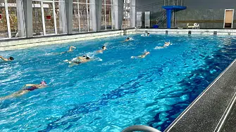 Започнаха тренировките на спортните клубове в обновения покрит плувен басейн във Враца