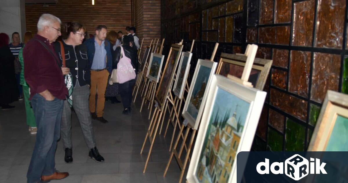 Пъстри и разнолики художествени творби украсиха фоайето на зала Сливен