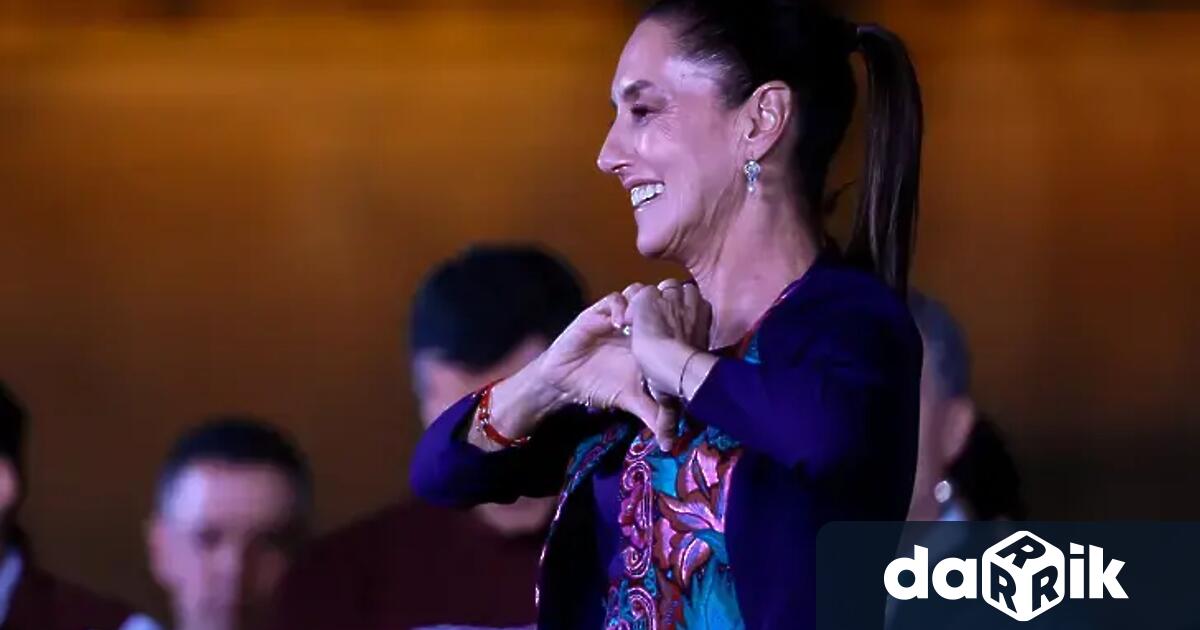 Докато мексиканският президент Клаудия Шейнбаум разговаря с граждани на улицата