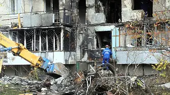 Руска атака срещу Днепър взе жертва, пожар избухна в Киев