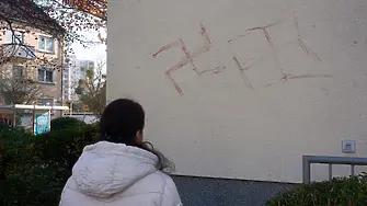 Полицията в Германия задържа мъж, заподозрян в изрисуването на свастики с човешка кръв